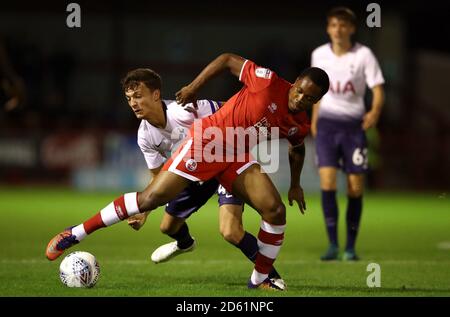 Ashley Nathaniel-George di Crawley Town, (a destra) battaglie per il possesso della palla con George Marsh di Tottenham Hotspur U21, (a sinistra) Foto Stock