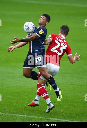 Josh Gordon di Walsall (a sinistra) e Daniel Pinillos di Barnsley combattono per la sfera Foto Stock