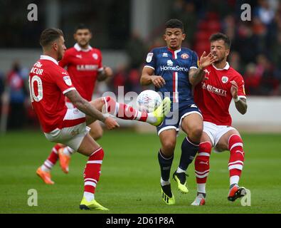 George Moncur di Barnsley (a sinistra) e Daniel Pinillos chiudono Walsall's. Josh Gordon (centro) Foto Stock