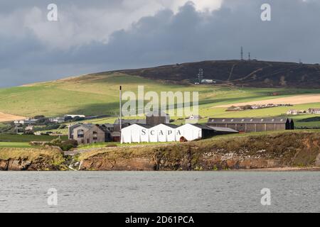 Distilleria di whisky Scapa Scotch sulla riva di Scapa Flow, St Ola, Kirkwall, The Mainland, Orkney, Scozia, Regno Unito Foto Stock