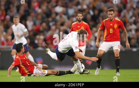 Sergio Busquets (a sinistra) in Spagna e Harry Kane in Inghilterra per la battaglia la sfera Foto Stock