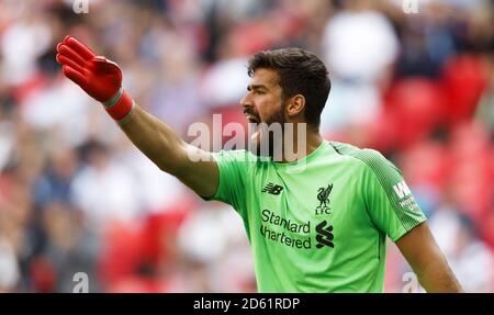 Il portiere di Liverpool Alisson Becker esegue gesti durante la partita Foto Stock