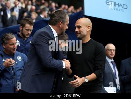 Il manager di Fulham Slavisa Jokanovic (a sinistra) e il manager di Manchester City Pep Guardiola stringe le mani prima della partita Foto Stock