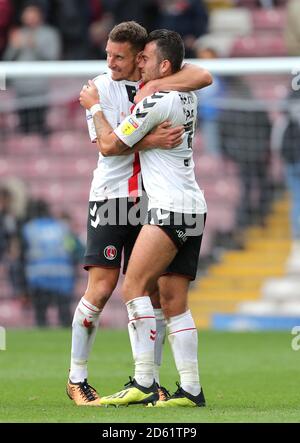 Jason Pearce di Charlton Athletic (a sinistra) e Lewis Page di Charlton Athletic festeggia la vittoria dopo il fischio finale Foto Stock