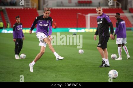 Peter Crouch (a sinistra) di Stoke City si sta riscaldando prima del calcio di inizio Foto Stock