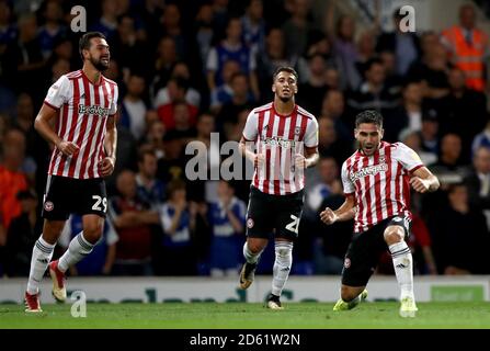 Neal Maupay di Brentford (a destra) celebra il primo gol del suo fianco del gioco con i compagni di squadra Foto Stock