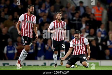 Neal Maupay di Brentford (a destra) celebra il primo gol del suo fianco del gioco con i compagni di squadra Foto Stock