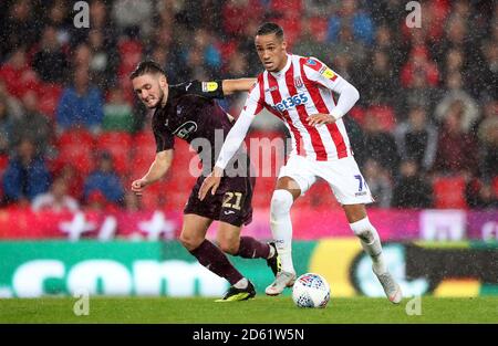 Matt Grimes di Swansea City (a sinistra) e Tom Ince di Stoke City combatti per la palla Foto Stock