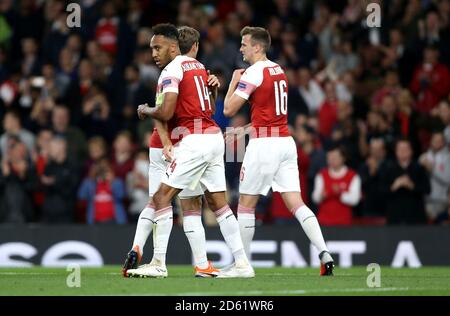 Pierre-Emerick Aubameyang (centro) dell'Arsenal celebra il primo gol del suo lato del gioco Foto Stock