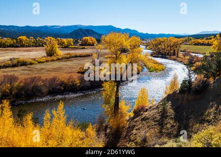 Vista autunnale del fiume Arkansas; Big Bend state Wildlife Area; tra Salida e Buena Vista; Chaffee County; Colorado; USA Foto Stock