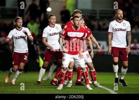 Il Birkir Bjarnason di Aston Villa (a sinistra), James Chester (al centro) e Alan Hutton (a destra) si allineano nella scatola prima di un calcio d'angolo Foto Stock