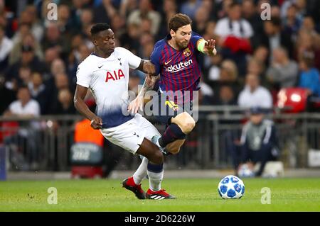 Victor Wanyama di Tottenham Hotspur (a sinistra) e la battaglia di Lionel messi a Barcellona per la sfera Foto Stock