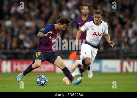 Lionel messi di Barcellona (a sinistra) e la battaglia Harry Winks di Tottenham Hotspur per la sfera Foto Stock