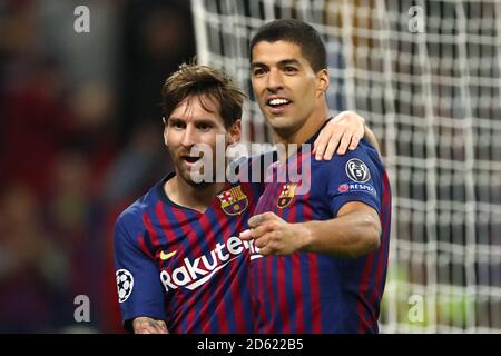 Lionel messi di Barcellona (a sinistra) celebra il quarto gol della sua parte Del gioco con il compagno di squadra Luis Suarez Foto Stock