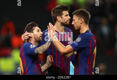 Lionel messi di Barcellona (a sinistra) celebra il quarto gol della sua parte del gioco con i compagni di squadra Foto Stock