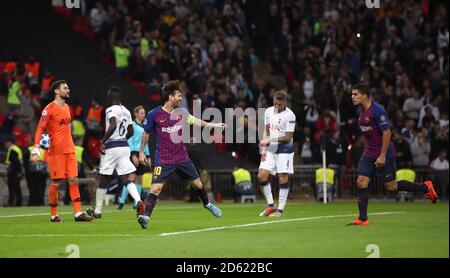 Lionel messi di Barcellona (a sinistra) celebra il quarto gol della sua parte Del gioco con il compagno di squadra Luis Suarez Foto Stock