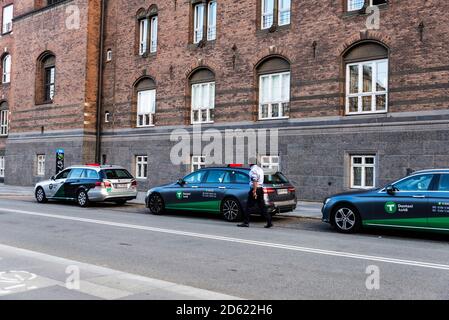 Copenhagen, Danimarca - 27 agosto 2019: Fermata del taxi accanto al municipio con taxi parcheggiati in linea a Copenhagen, Danimarca Foto Stock