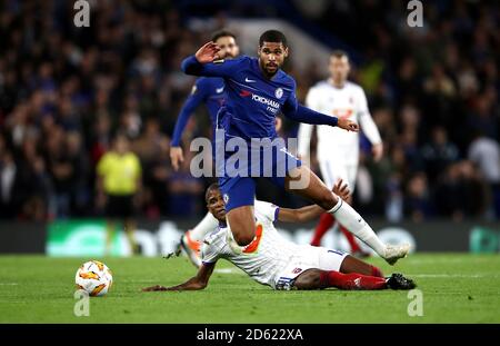 Ruben Loftus-cheek di Chelsea (a sinistra) e Loic Nego di Vidi FC (a destra) combatti per la palla Foto Stock