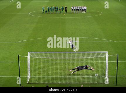 Il DELE Alli di Tottenham Hotspur segna una sanzione contro il portiere di Watford Heurelho Gomes Foto Stock