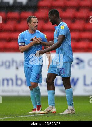 Amadou Bakayoko (a destra) di Coventry City celebra il secondo posto della sua parte Obiettivo del gioco con Michael Doyle Foto Stock