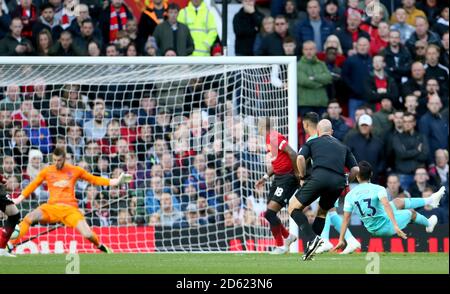 Yoshinori Muto di Newcastle United (a destra) segna il secondo gol della sua parte del gioco Foto Stock