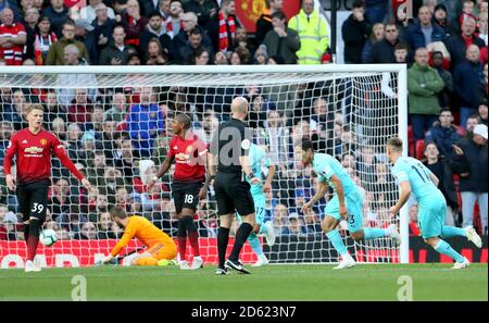 Newcastle United's Yoshinori Muto (seconda a destra) celebra il secondo obiettivo del gioco del suo lato Foto Stock