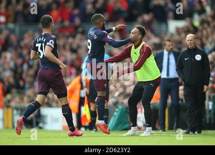 Alexandre Lacazette (centro) dell'Arsenal celebra il primo gol del suo fianco Del gioco con Pierre-Emerick Aubameyang (a destra) Foto Stock