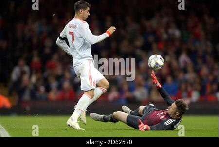 Alvaro Morata (a sinistra) in azione contro il portiere del Galles Wayne Hennessey Foto Stock