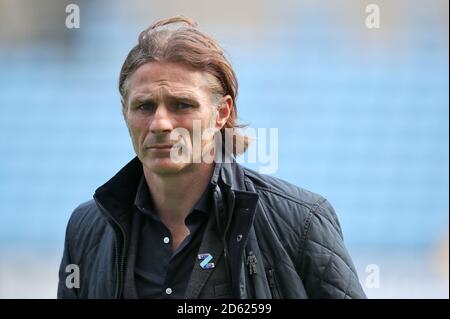 Il manager di Wycombe Wanderers Gareth Ainsworth in campo davanti al gioco Foto Stock