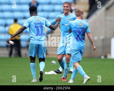 Jordy Hiwula di Coventry City (a sinistra), Tom Davies (al centro) e Luke Thomas festeggiano dopo il fischio finale Foto Stock