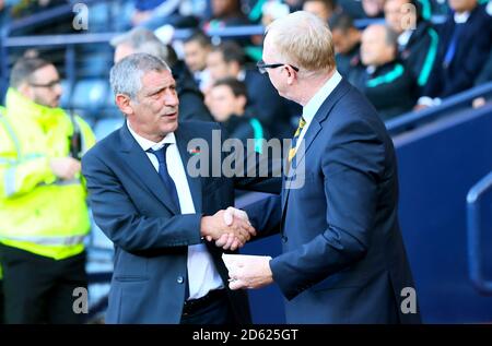 Il direttore portoghese Fernando Santos (a sinistra) e il direttore scozzese Alex McLeish stringi le mani davanti alla partita Foto Stock