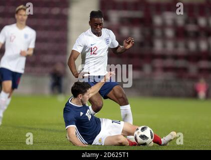 Scozia U21's Lewis Morgan (a sinistra) e Inghilterra U21's WAN Bissaka combatti per la palla Foto Stock