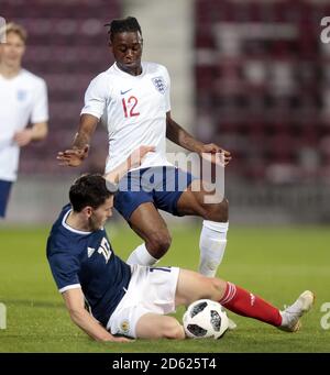 Scozia U21's Lewis Morgan (a sinistra) e Inghilterra U21's WAN Bissaka combatti per la palla Foto Stock