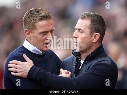Gary Rowett (a destra), direttore della città di Stoke, saluta il responsabile della città di Birmingham Garry Monk Foto Stock