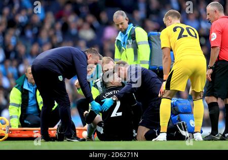 Matthew Lowton di Burnley riceve assistenza medica dopo essere scesi feriti Dopo aver bloccato un colpo da David Silva di Manchester City Foto Stock