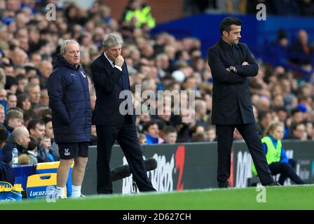 Roy Hodgson, direttore del Crystal Palace (centro), con l'assistente Ray Lewington (A sinistra) e il manager di Everton Marco Silva sulla linea di contatto Foto Stock