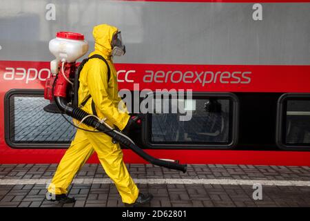 Mosca, Russia. 14 ottobre 2020 situazioni di emergenza in Russia i dipendenti del Ministero disinfettano l'area della stazione ferroviaria di Kiyevsky a Mosca durante il romanzo coronavirus COVID-19 pandemia in Russia Foto Stock