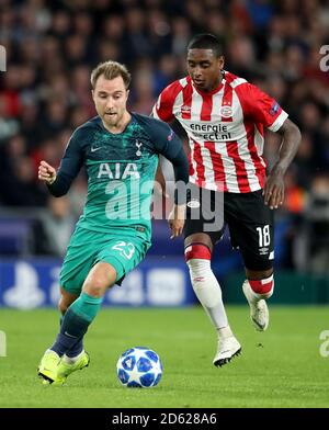 Christian Eriksen di Tottenham Hotspur (a sinistra) e Pablo Rosario di PSV Eindhoven (destra) Foto Stock