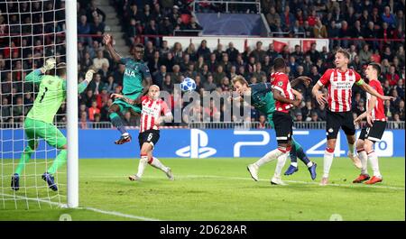 Harry Kane (centro) di Tottenham Hotspur ha una possibilità sul gol Foto Stock