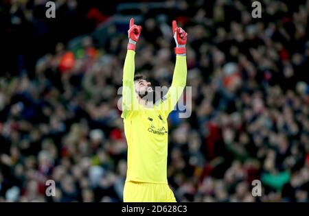 Alisson Becker, portiere di Liverpool, celebra Mohamed Salah di Liverpool (non nella foto) segna il secondo goal della sua squadra Foto Stock