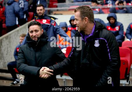 Gary Rowett (a destra), direttore della città di Stoke, e il direttore della città di Bristol Lee Johnson stringe le mani all'inizio della partita Foto Stock
