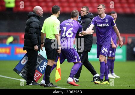 Darren Fletcher di Stoke City (a destra) è sostituito da Charlie Adam durante la partita Foto Stock