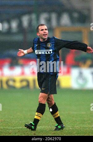 Luigi di Biagio dell'Inter Milan festeggia il suo gol, che ha 