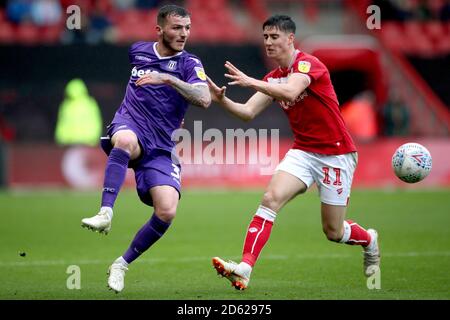 Tom Edwards di Stoke City (a sinistra) e Callum o'Dowda di Bristol City combatti per la palla Foto Stock