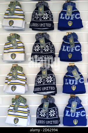 Cappelli in vendita prima del gioco tra Leeds United e. Foresta di Nottingham Foto Stock
