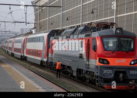 Mosca, Russia. 14 ottobre 2020 UN treno è arrivato alla piattaforma della stazione ferroviaria Kievsky nel centro di Mosca, Russia Foto Stock