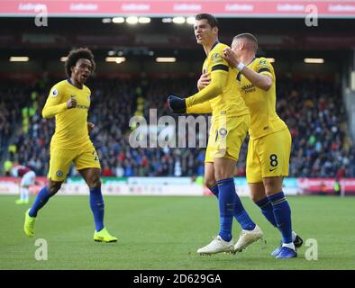 Alvaro Morata (centro) di Chelsea celebra il primo gol del suo fianco Del gioco con Willian (a sinistra) e Ross Barkley Foto Stock