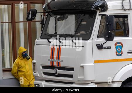 Mosca, Russia. 14 ottobre 2020 situazioni di emergenza in Russia i dipendenti del Ministero disinfettano l'area della stazione ferroviaria di Kiyevsky a Mosca durante il romanzo coronavirus COVID-19 pandemia in Russia Foto Stock