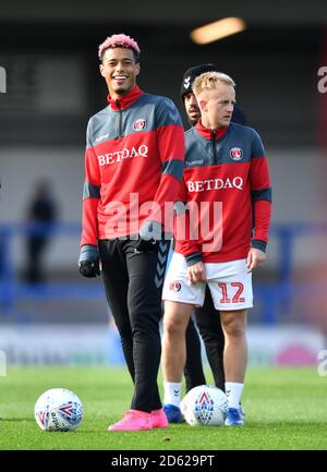 Lyle Taylor di Charlton Athletic (a sinistra) si riscalda davanti al corrispondenza Foto Stock