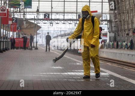 Mosca, Russia. 14 ottobre 2020 situazioni di emergenza in Russia i dipendenti del Ministero disinfettano l'area della stazione ferroviaria di Kiyevsky a Mosca durante il romanzo coronavirus COVID-19 pandemia in Russia Foto Stock